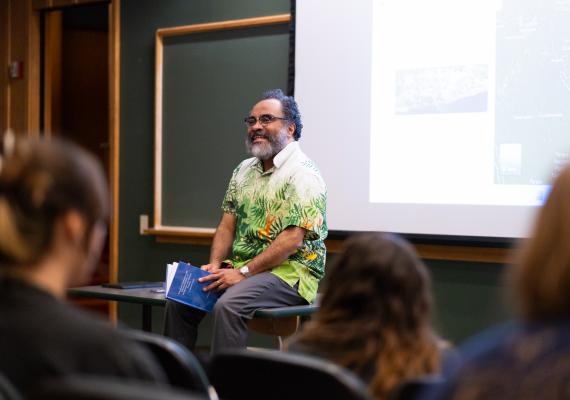 Ignacio Gallup-Diaz坐在讲堂表